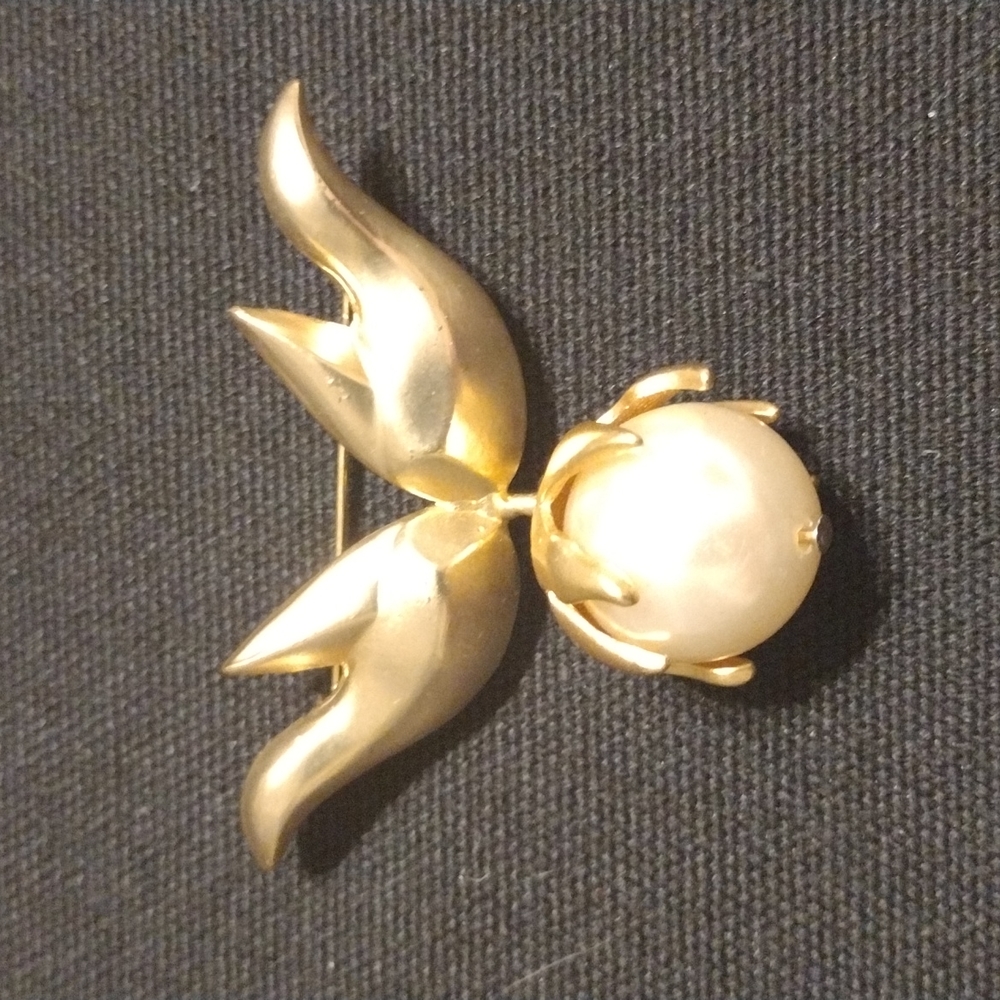 Vintage Gold Tone Drop Faux Pearl Brooch